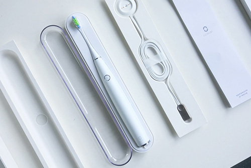 What should I pay attention to during the use of electric toothbrushes?